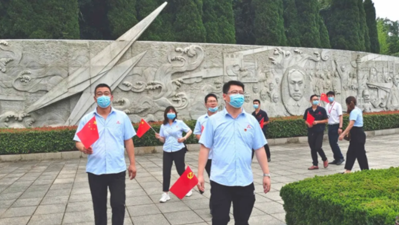 в память о великом наследии премьеры революции группа фухин организовала посещение мавзолей и павильонов Чэнь дуйсу